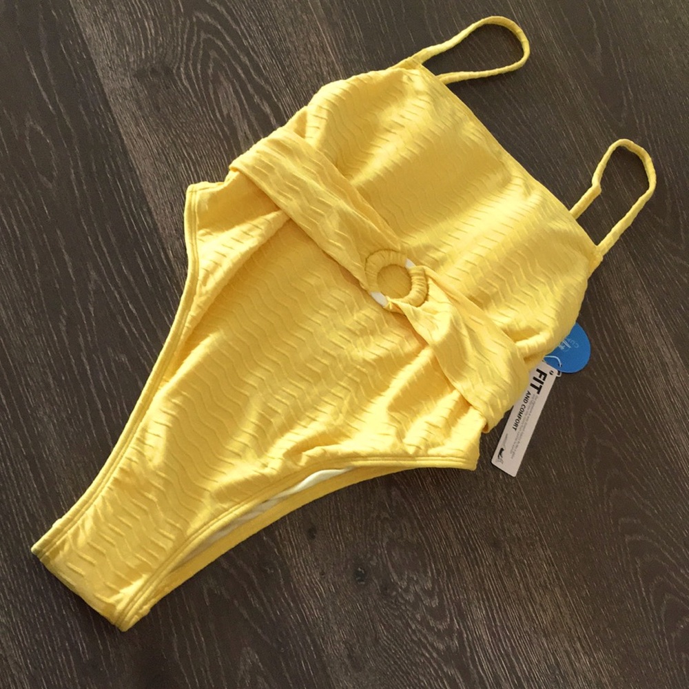 NWT! CUPSHE one piece light yellow swimsuit. Adjustable straps. XS